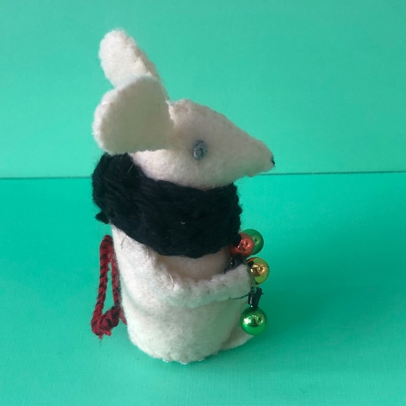 Felt Hand-sewn mouse with black scarf/string of lights - Picture 4 of 7